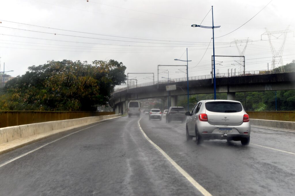 Frente fria provoca fortes chuvas e ventos em Salvador; Codesal emite alerta de atenção