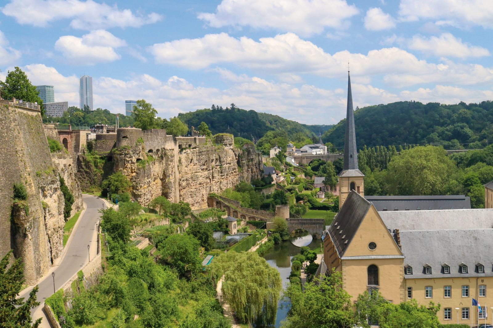 Déborah e Alan Fontes assinam a coluna Turismo na edição 69 da Let’s Go Bahia com uma viagem encantadora por Luxemburgo