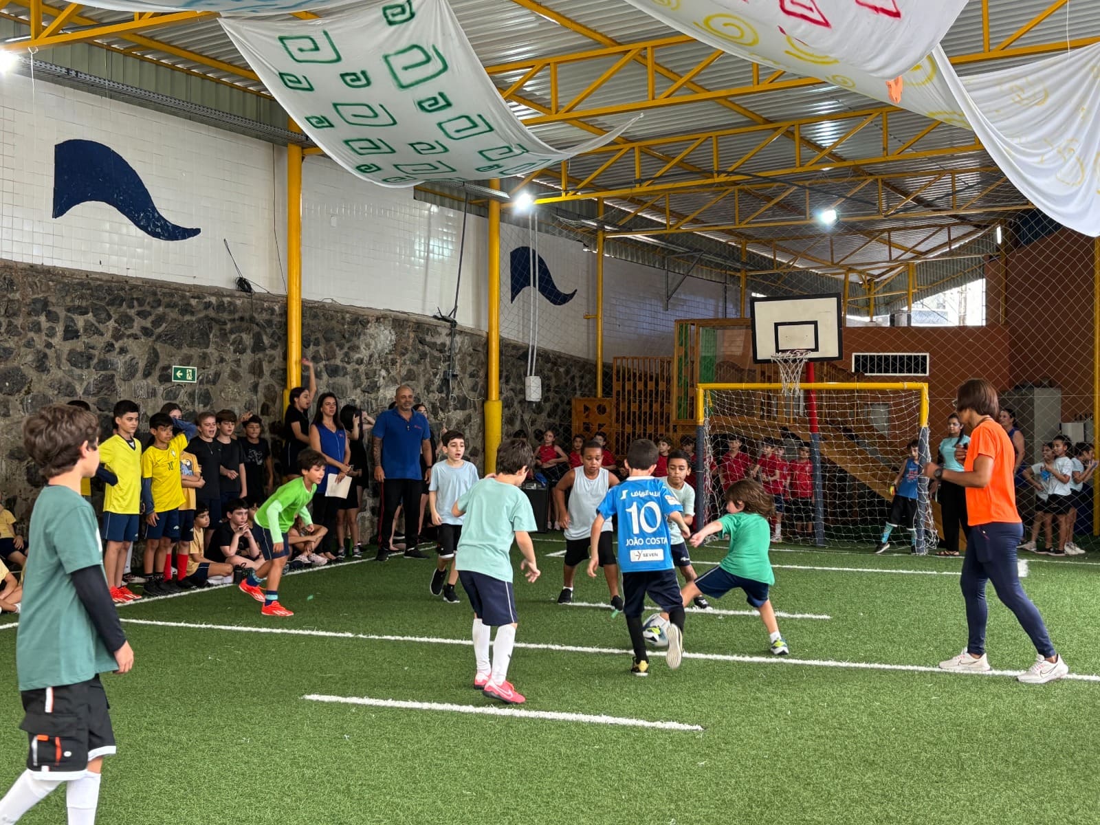 Prática esportiva nas escolas estimula desenvolvimento físico, emocional e social de crianças e adolescentes