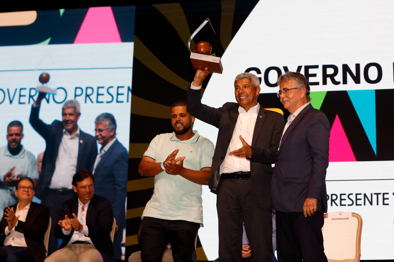 Jerônimo Rodrigues participa de Encontro de Revendedores de Combustíveis da Bahia em Feira de Santana e recebe homenagem do setor