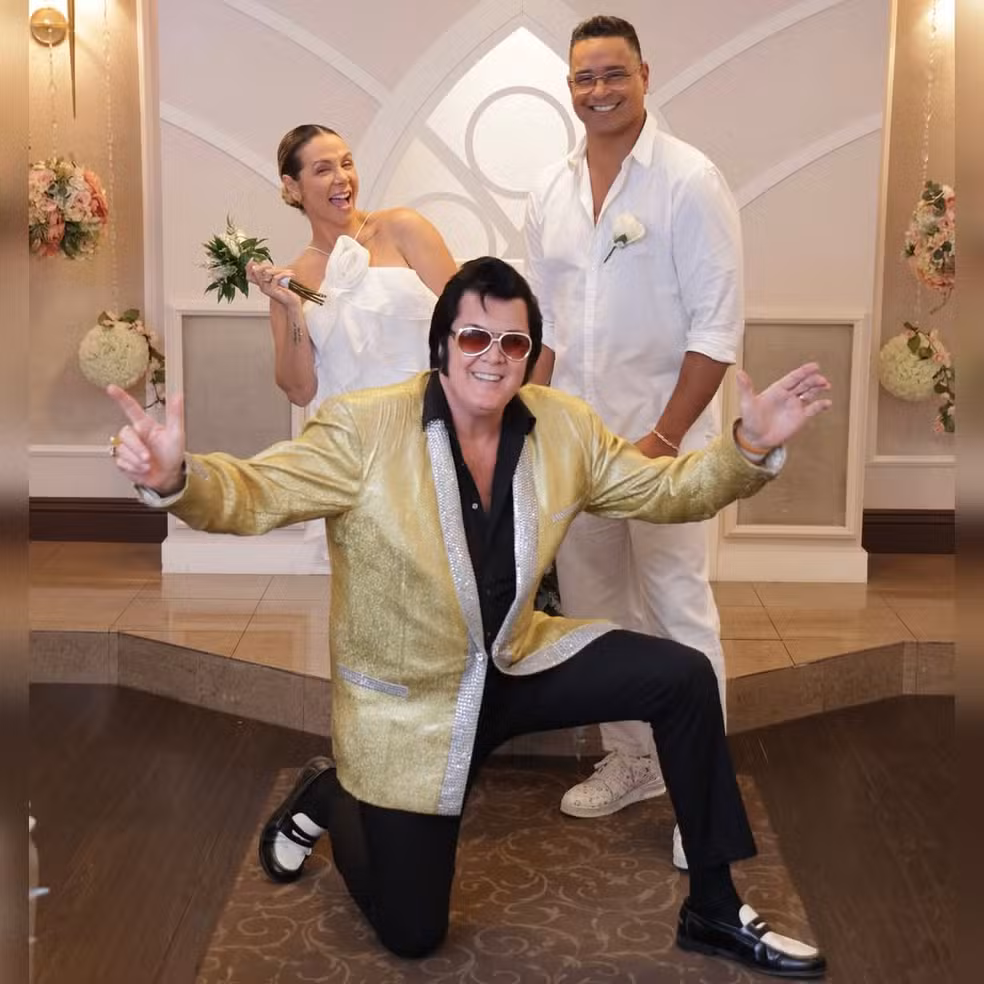 Carla Perez e Xanddy renovam os votos de casamento com cover de Elvis em Las Vegas