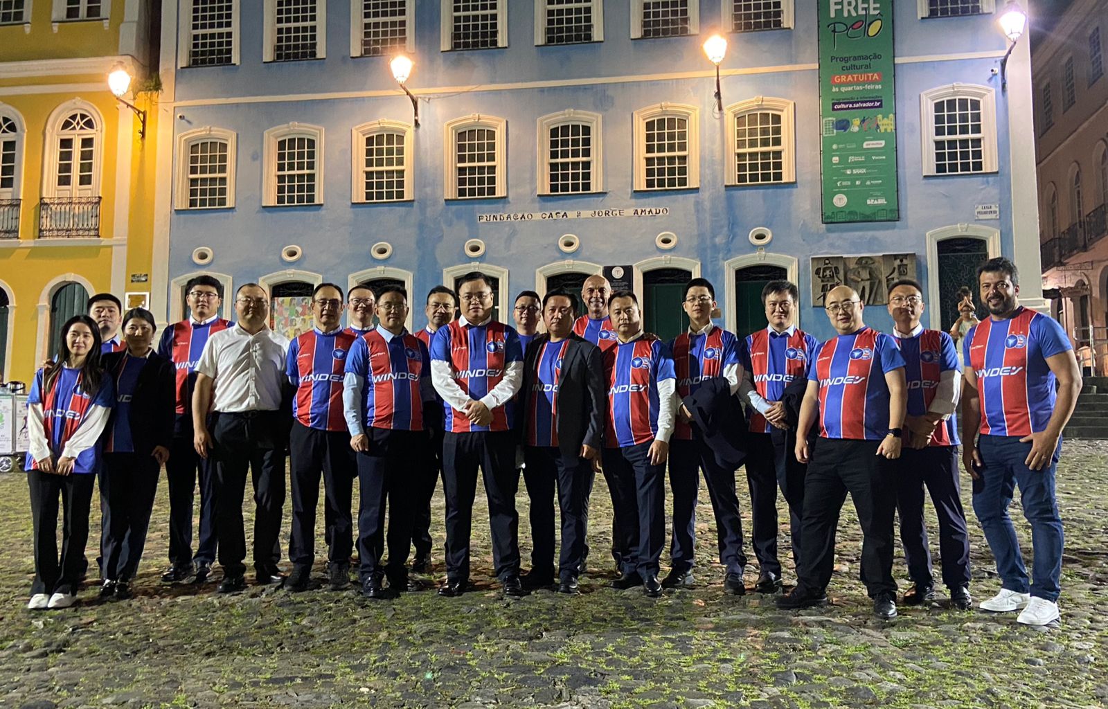 Chineses da Windey circulam com camisas personalizadas do Esquadrão e reforçam vínculo com a Bahia