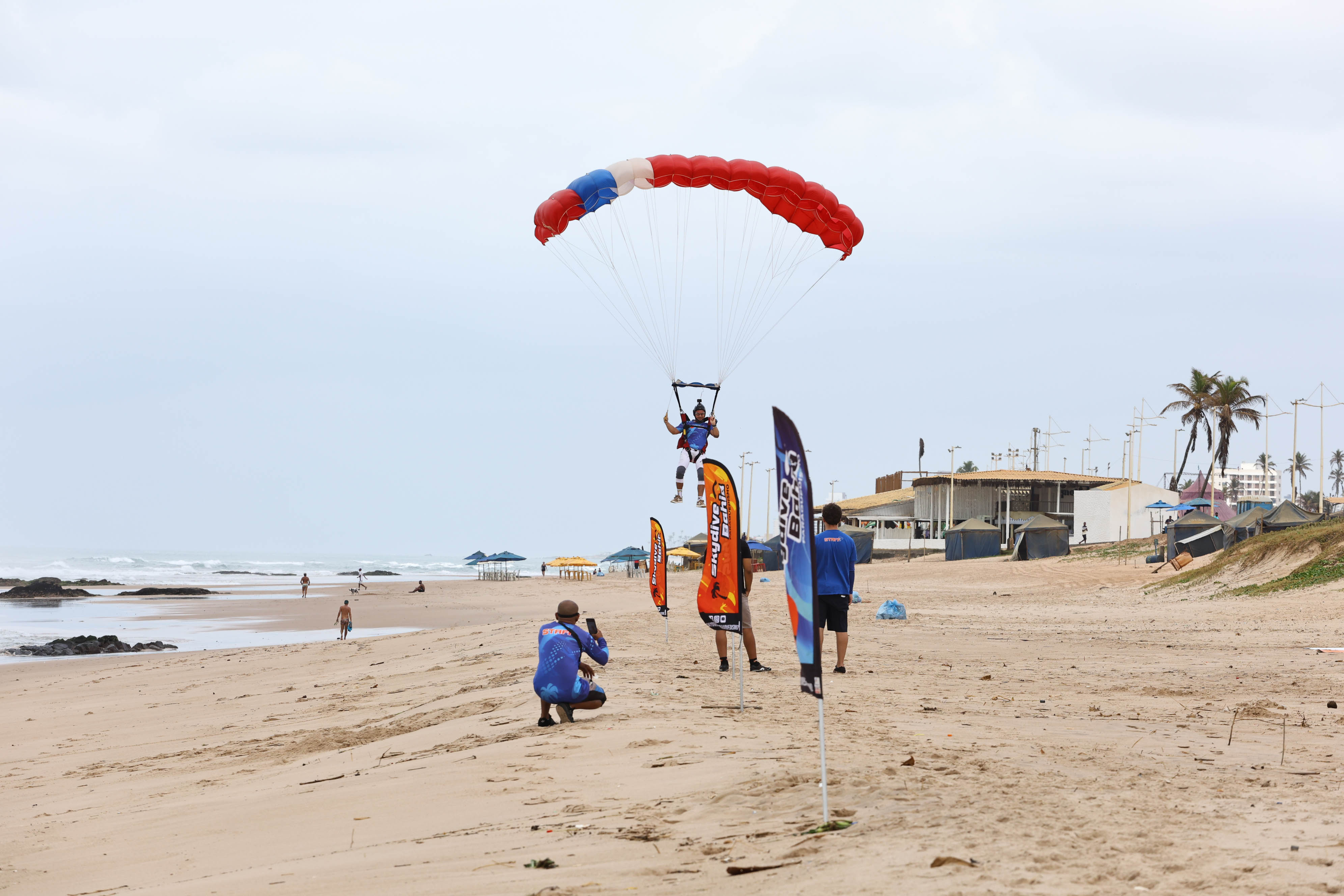 Novidade na orla de Salvador, saltos de paraquedas com pouso em Patamares são iniciados