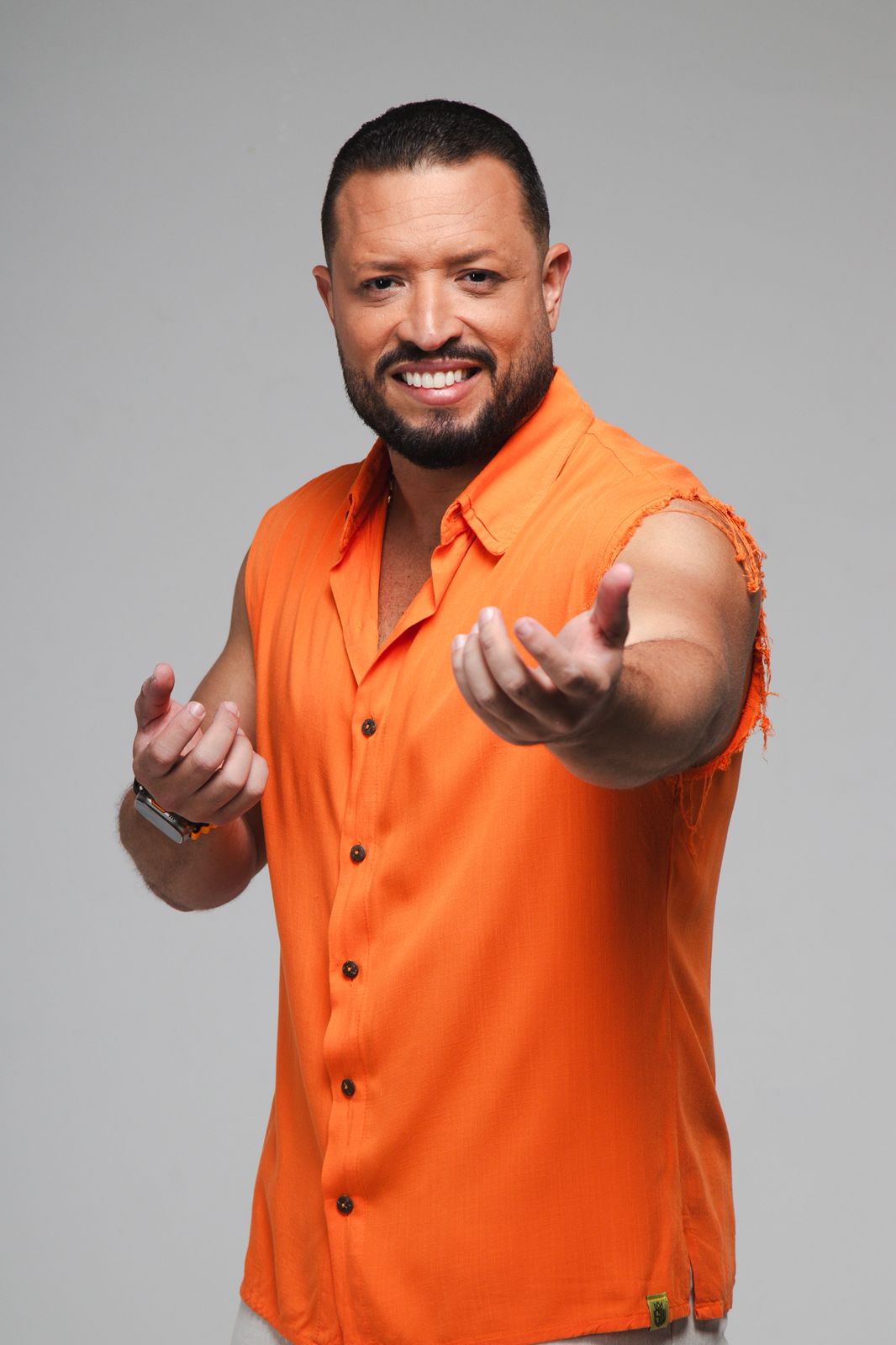 Pedro Felippo abre temporada de ensaios de verão com energia clássica do Axé no Mariposa de Vilas