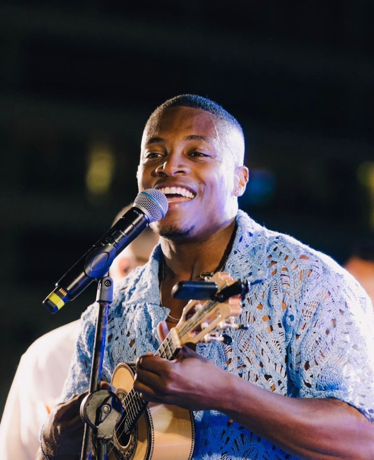 Cantor UEL estreia seus ensaios de verão com casa cheia no Clube Espanhol