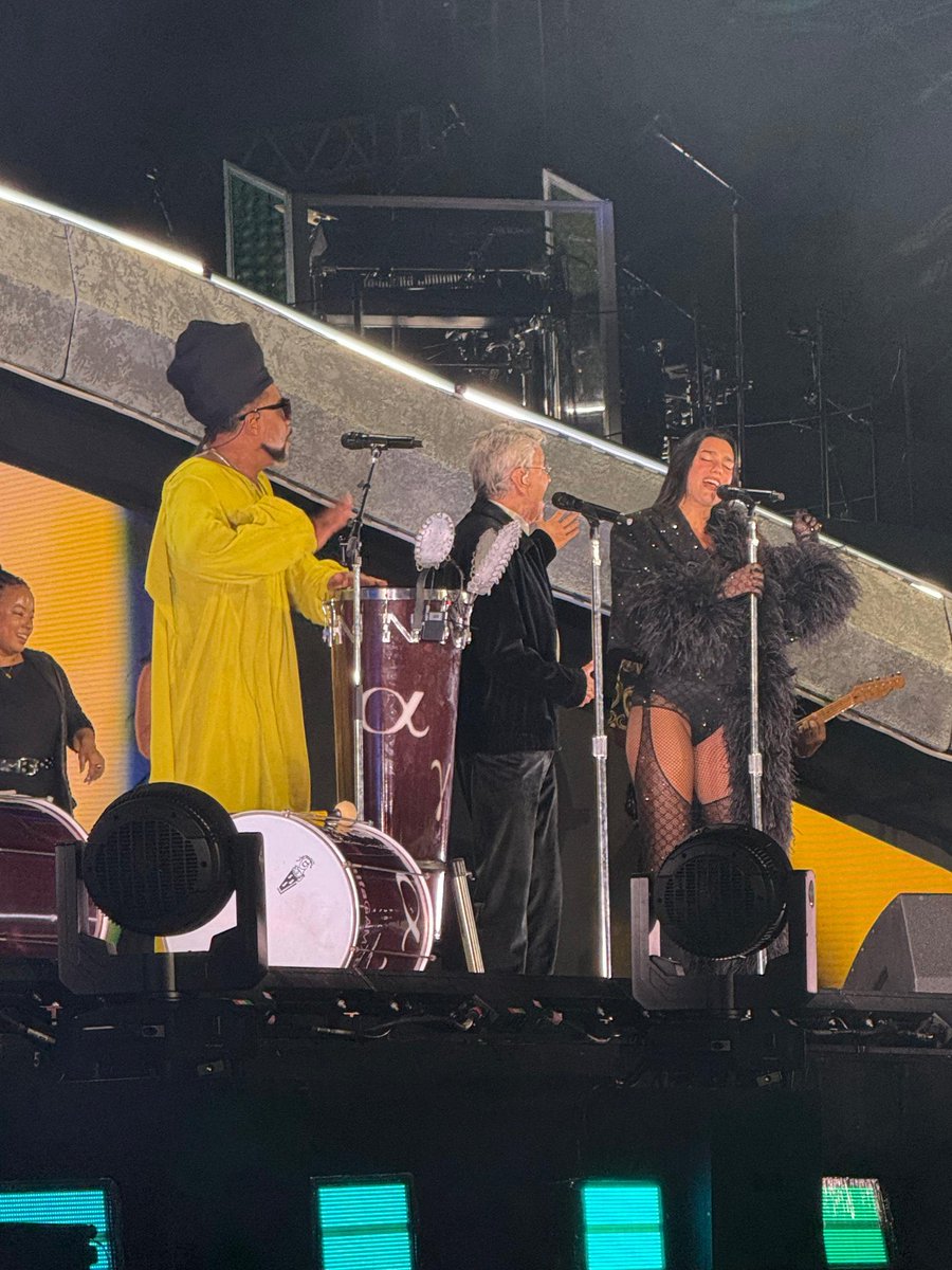Dua Lipa celebra a música brasileira ao lado de Brown e Caetano