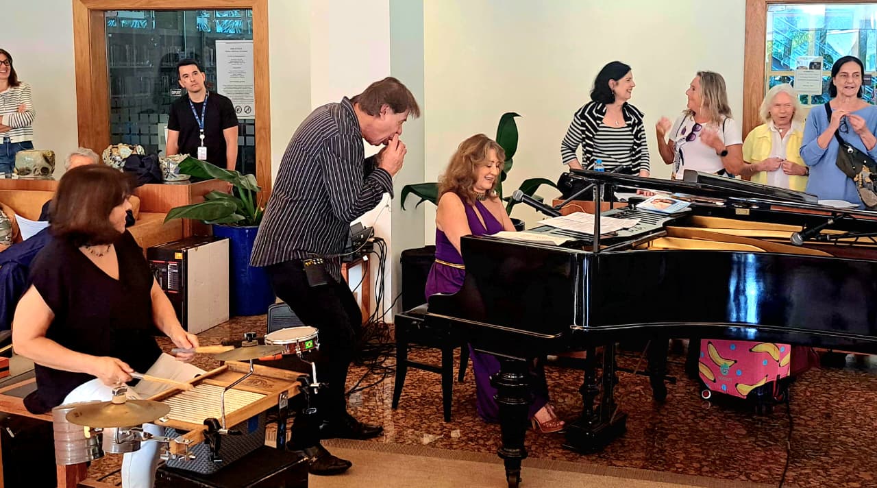 Betth Ripolli faz show especial no 115º Sarau do Clube Pinheiros e leva o público ao delírio em São Paulo