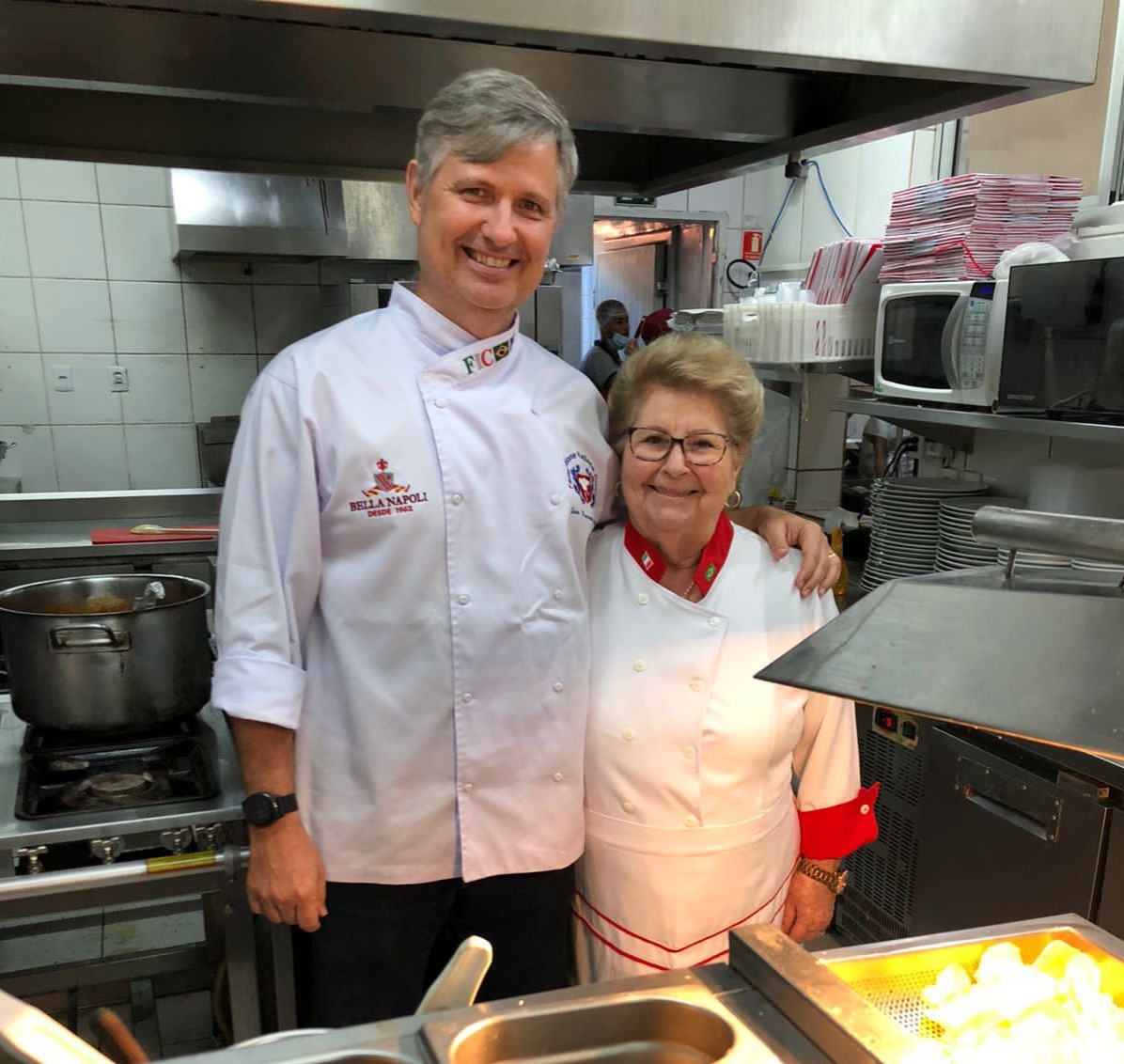 Bella Napoli celebra 63 anos com menu especial inspirado nos clássicos da casa