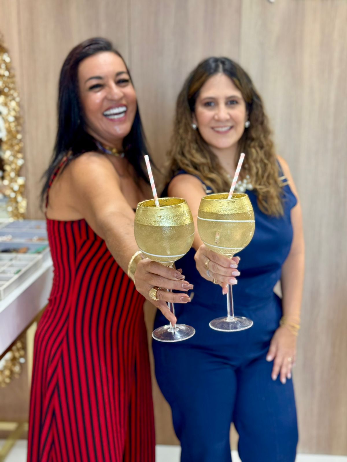 July Lopes cria drink autoral para Paula Menezes Semi Joias e transforma brilho em sabor.