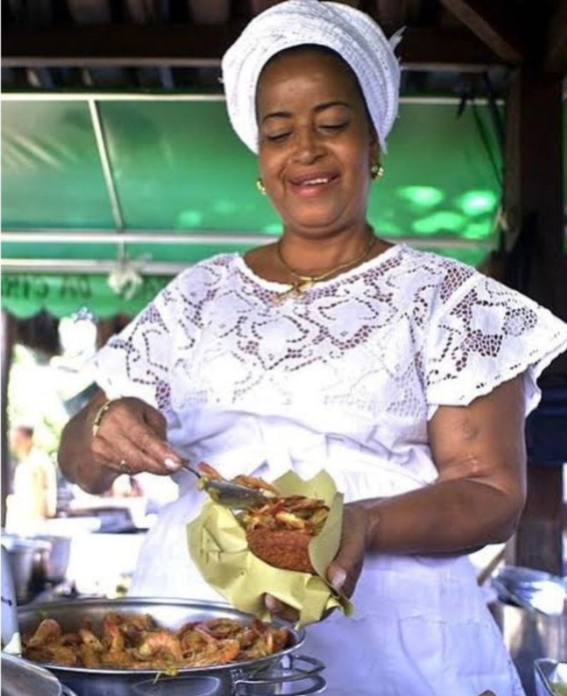 Prefeitura inaugura efígie em homenagem a Cira do Acarajé em Itapuã nesta quinta (4)