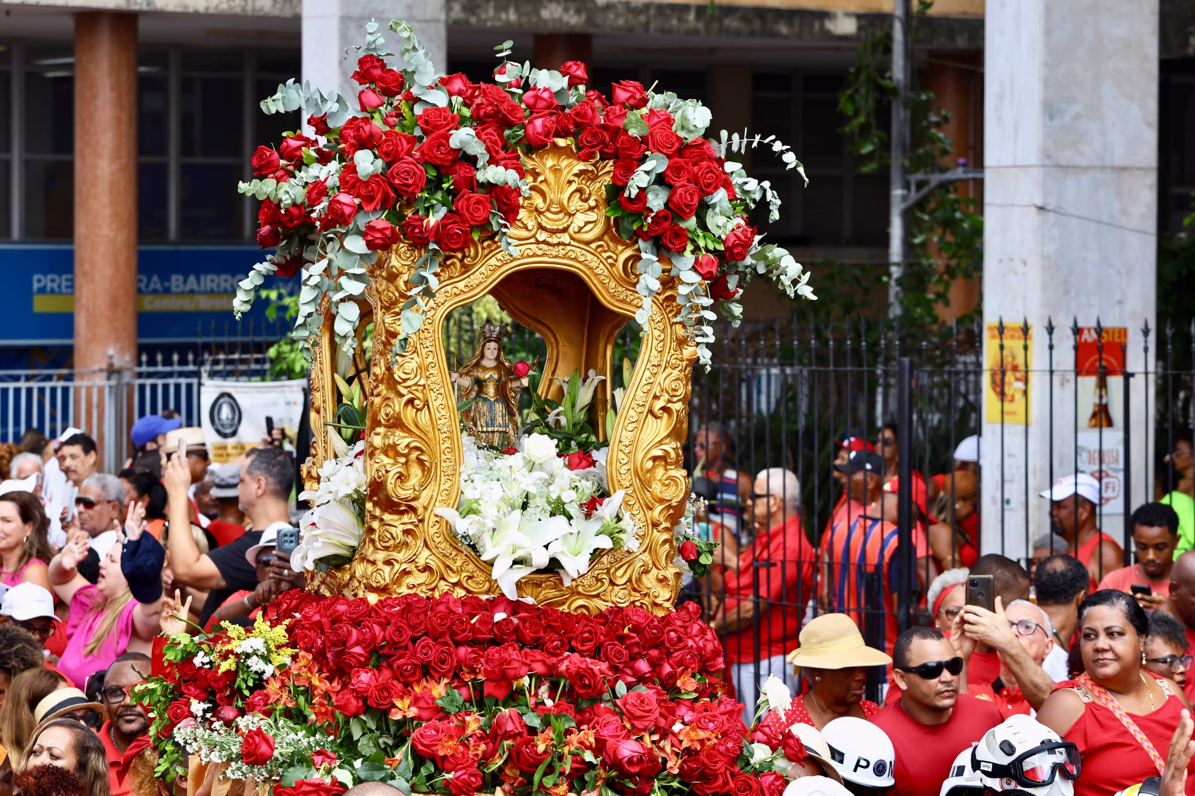 Celebração a Santa Bárbara reúne multidão e abre calendário das festas populares de Salvador