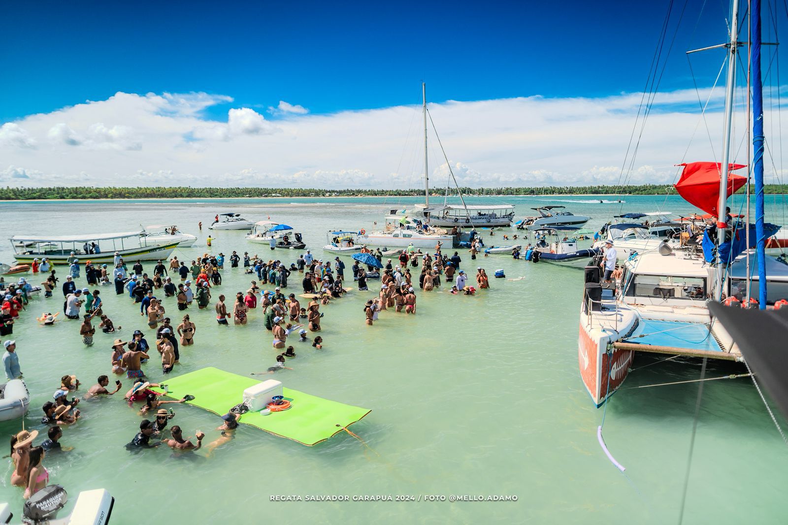 Com show no mar de Léo Estakazero, primeira Lavagem do Píer abre oficialmente o verão na Península de Maraú
