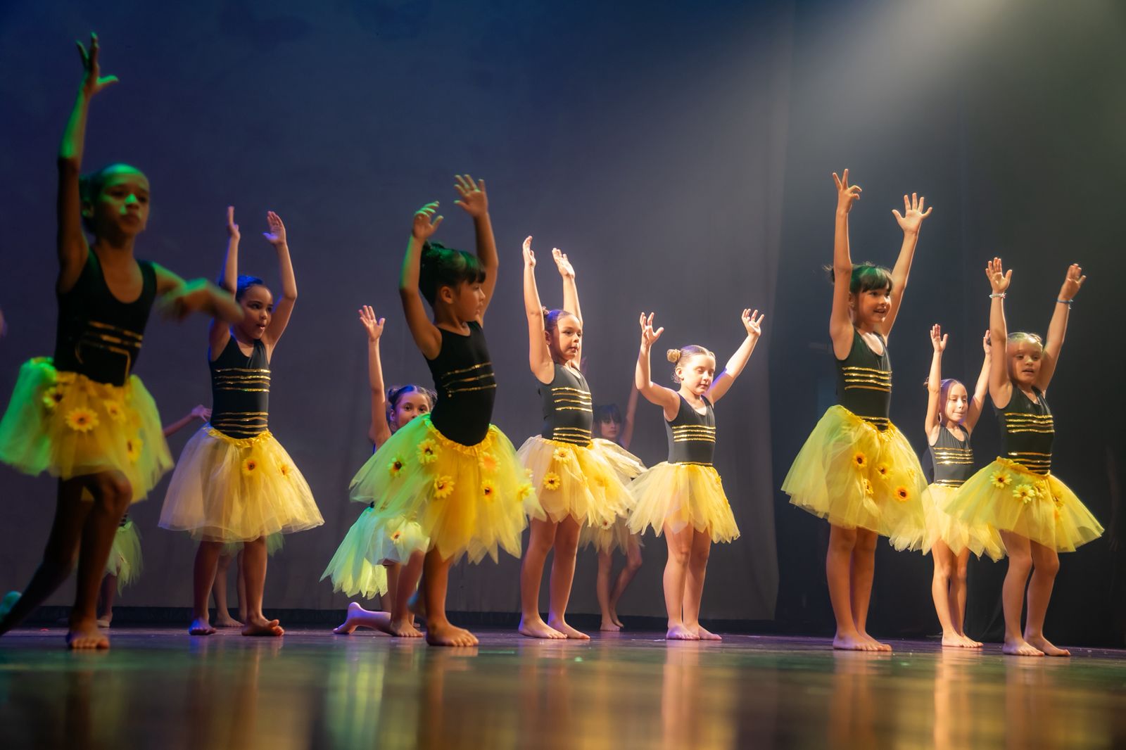 Espetáculo de ginástica rítmica transforma música em movimento no Teatro Jorge Amado
