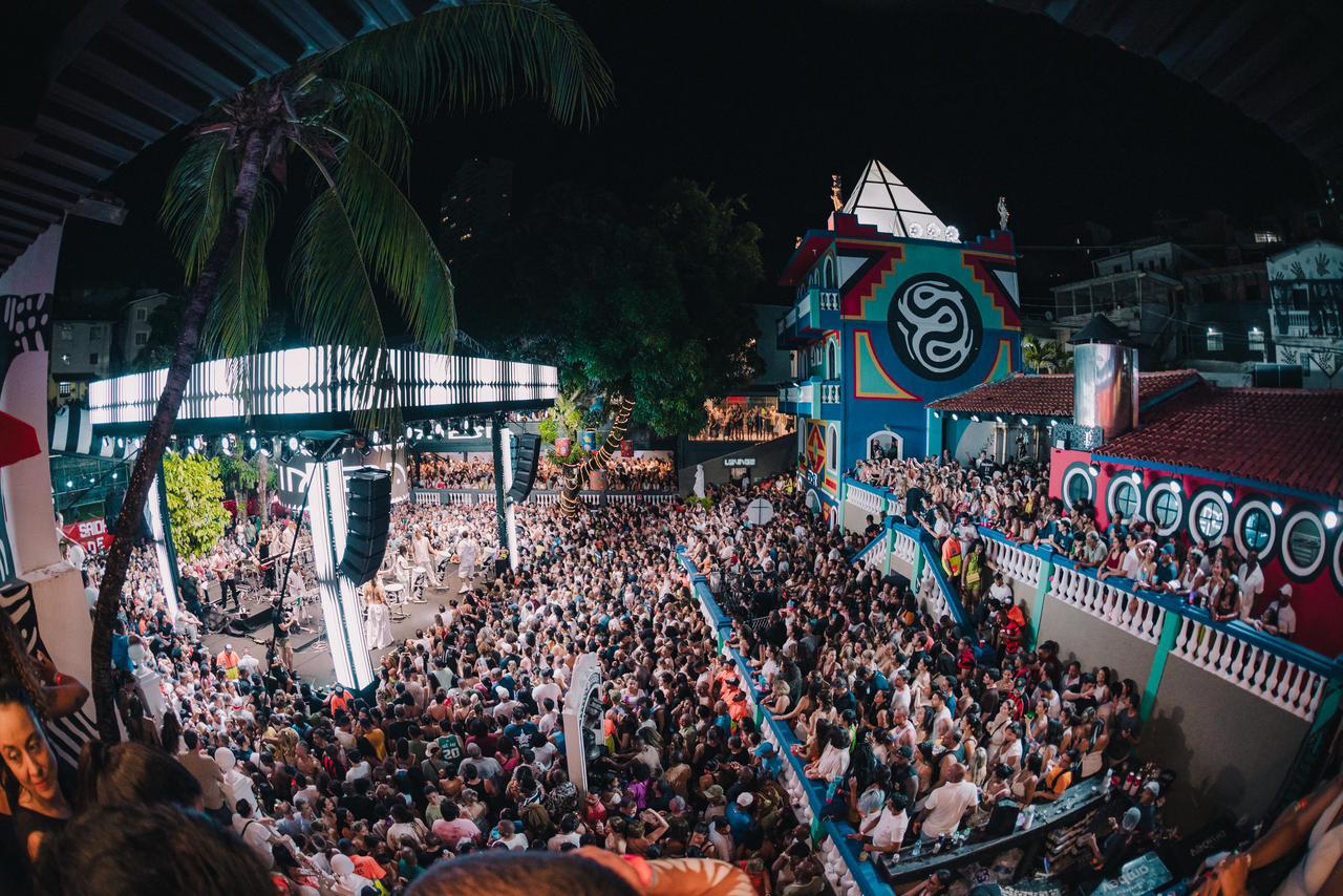 Timbalada abre nova temporada de verão com noite vibrante no Candyall Guetho Square