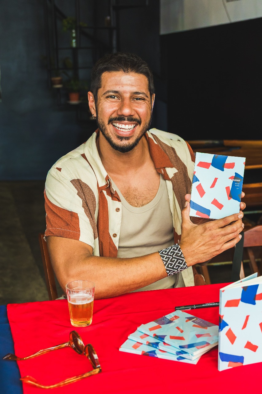 Daniel Farias lança o livro de poesia “Tudinho” no Rio Vermelho