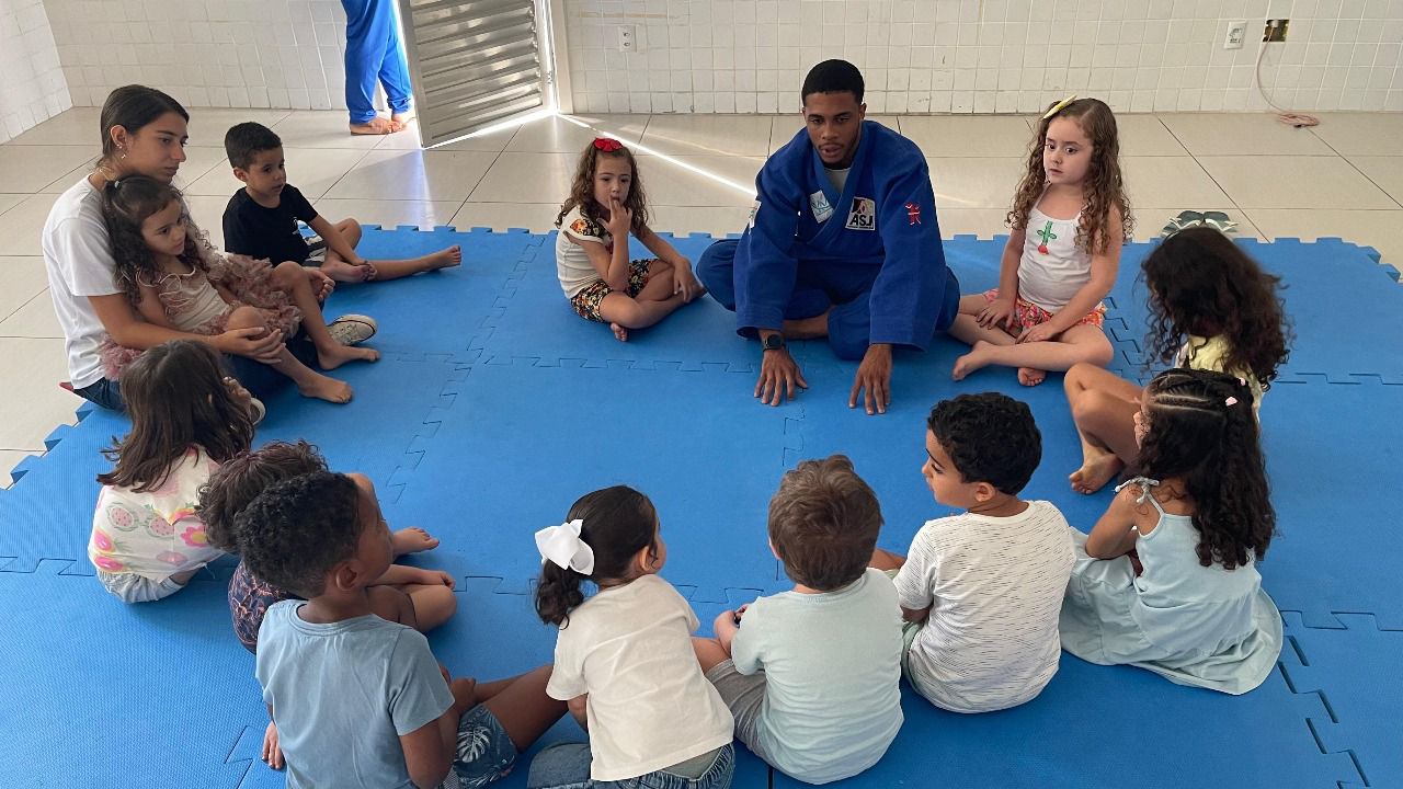 Detox digital nas férias: como as colônias podem ajudar na redução do uso de telas