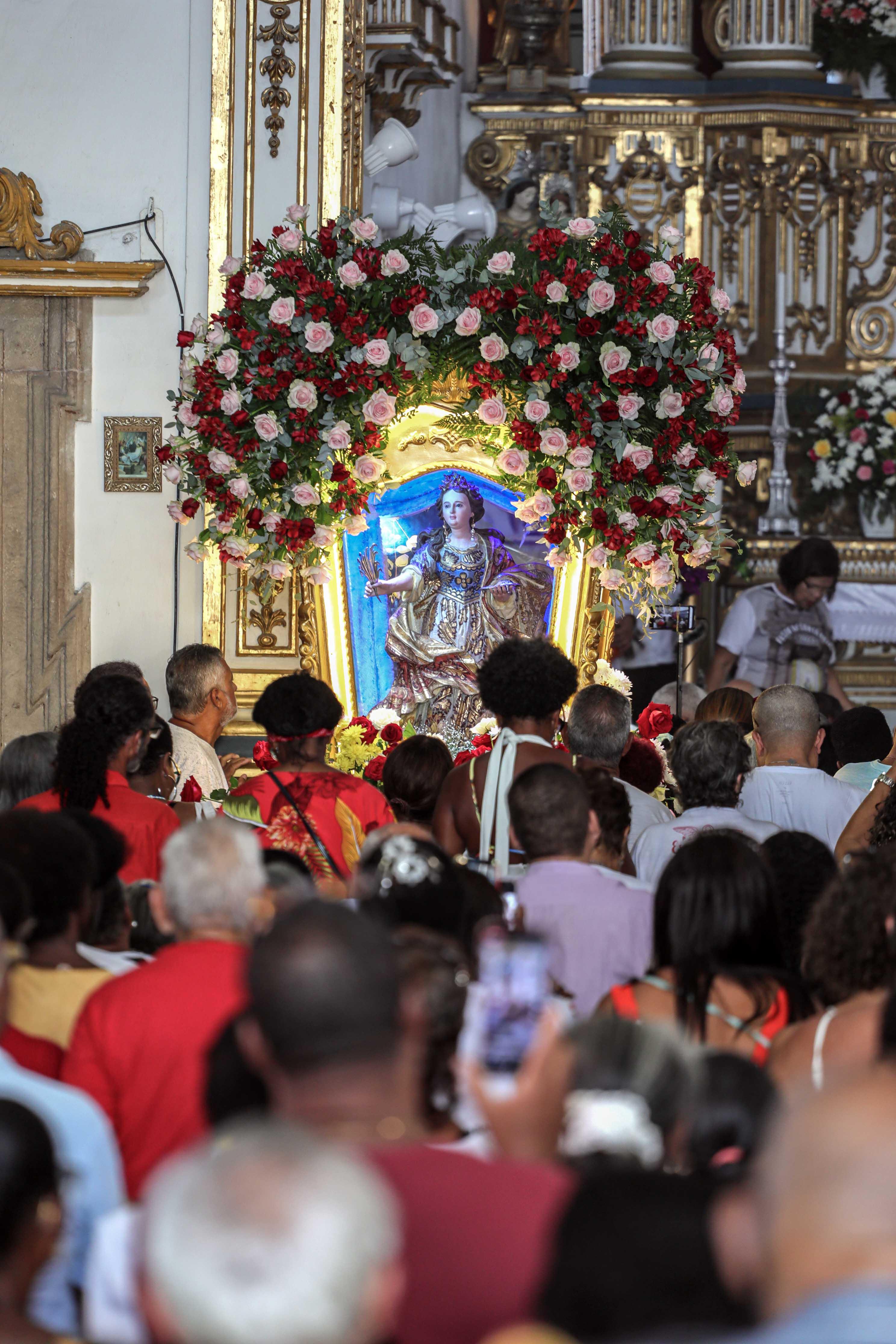 Devotos participam da festa de Santa Luzia, protetora da visão e padroeira dos oftalmologistas
