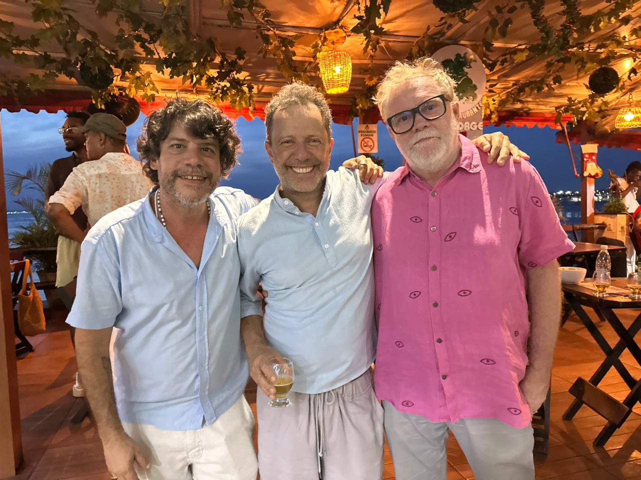 Vik Muniz celebra abertura de sua maior retrospectiva com amigos em Salvador