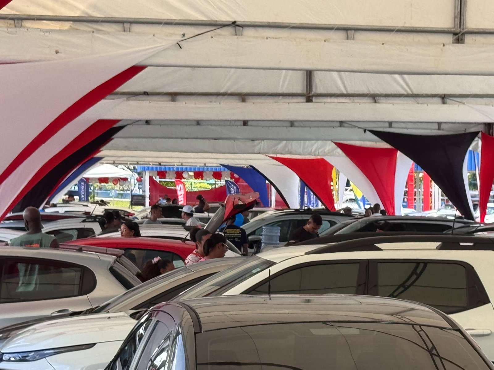 Último feirão de seminovos de 2025 movimenta a Avenida Paralela com ofertas a partir de R$ 29.900