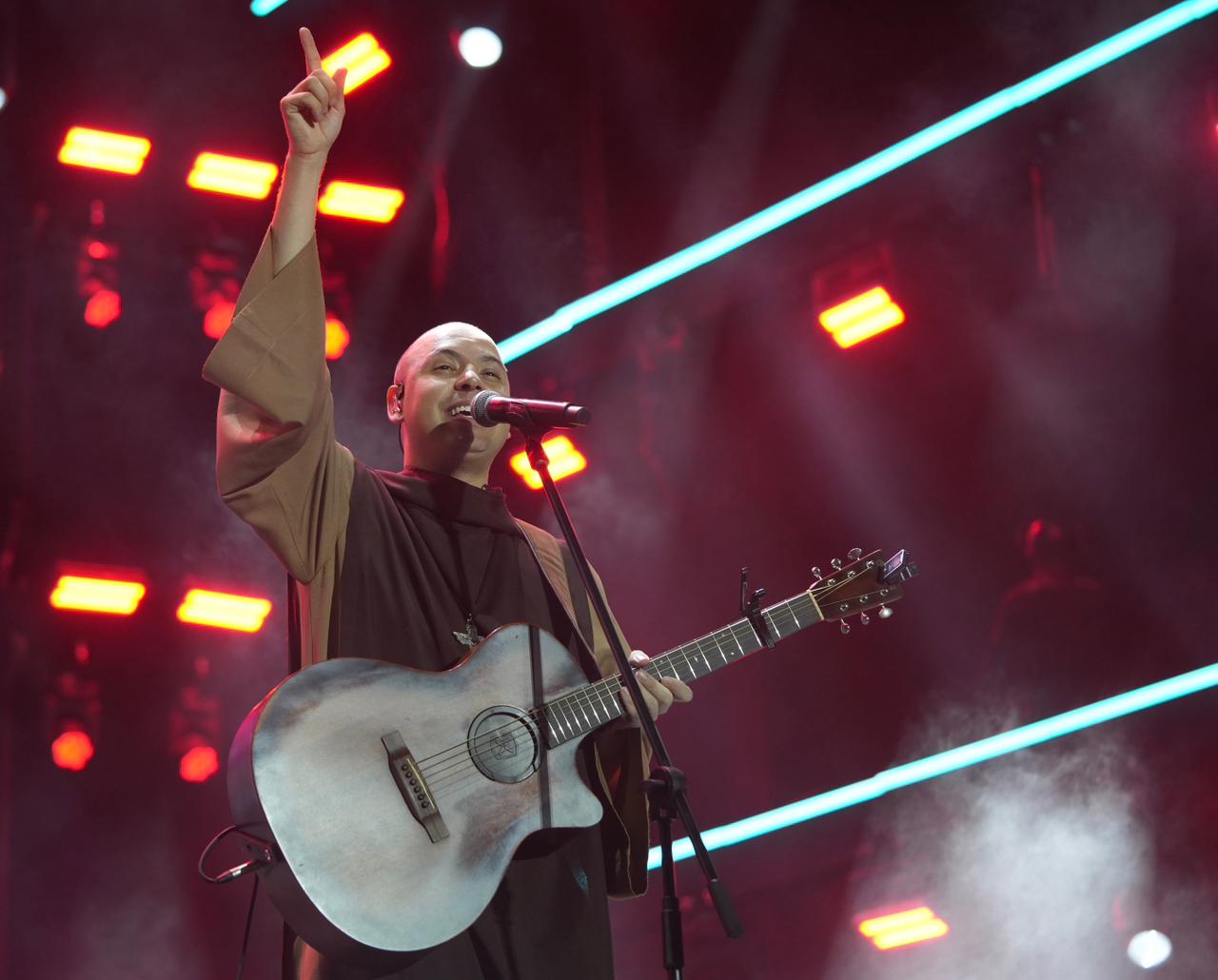 Natal Salvador reúne cerca de 100 mil fiéis em celebração com Frei Gilson na Arena O Canto da Cidade