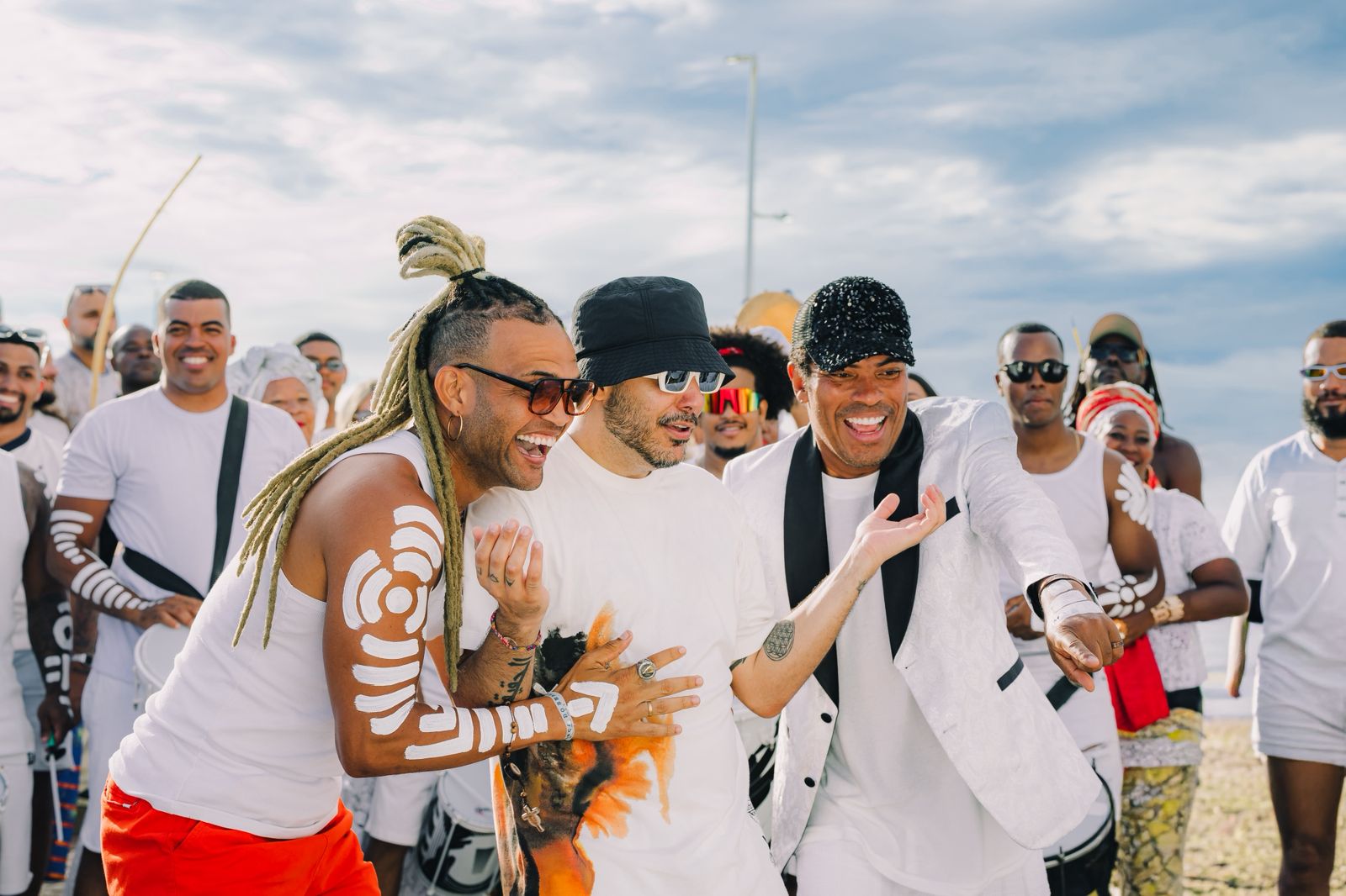 Tomate e Timbalada assinam encontro musical que tem a cara do verão baiano