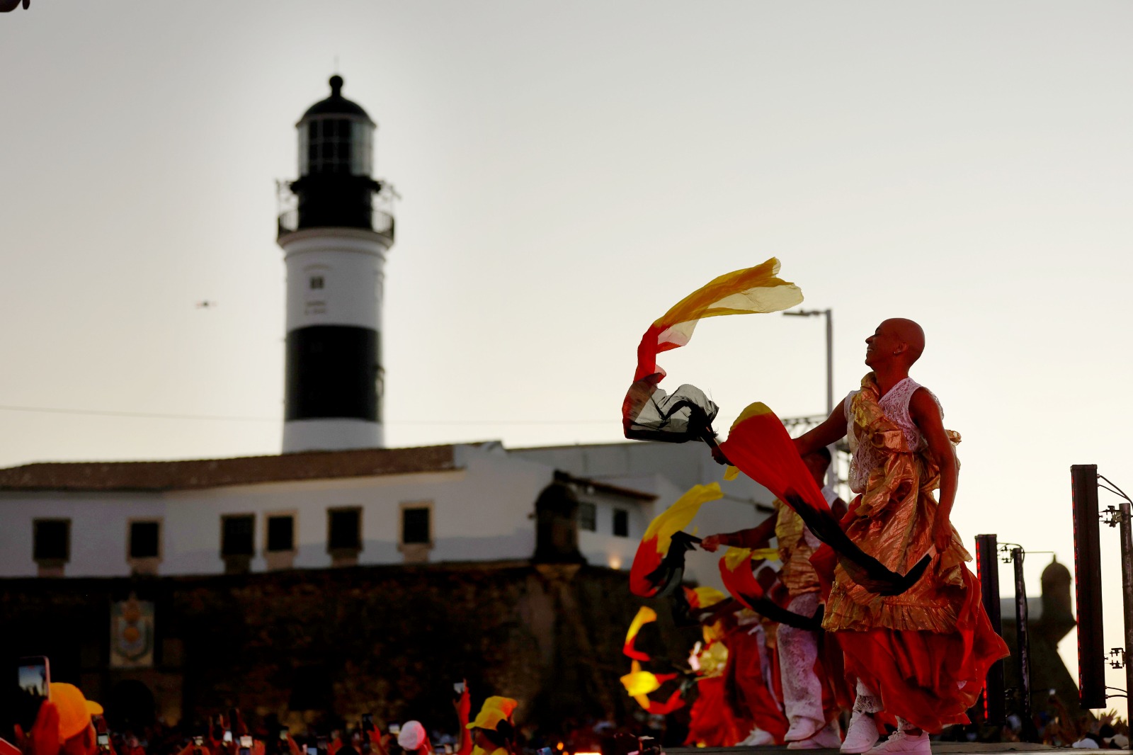 Pôr do Som abre 2026 com reverência aos orixás e homenagem à Mãe Carmen no Farol da Barra