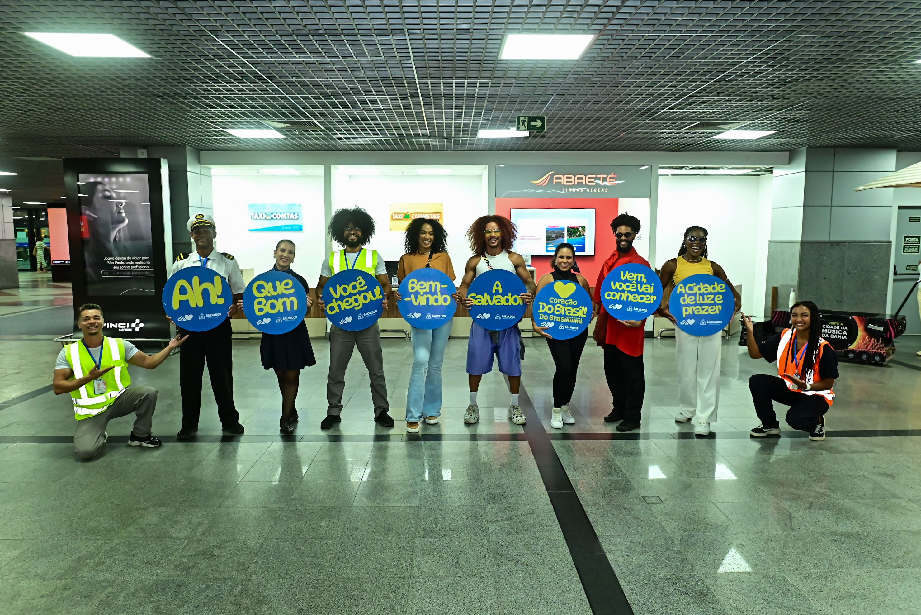 Turistas já entram no clima do Carnaval com flash mob animado no aeroporto de Salvador