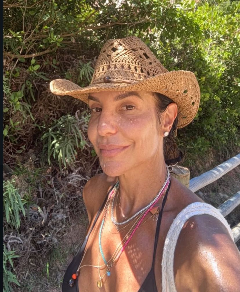 Ivete Sangalo surpreende turistas ao cantar em roda de samba em Trancoso