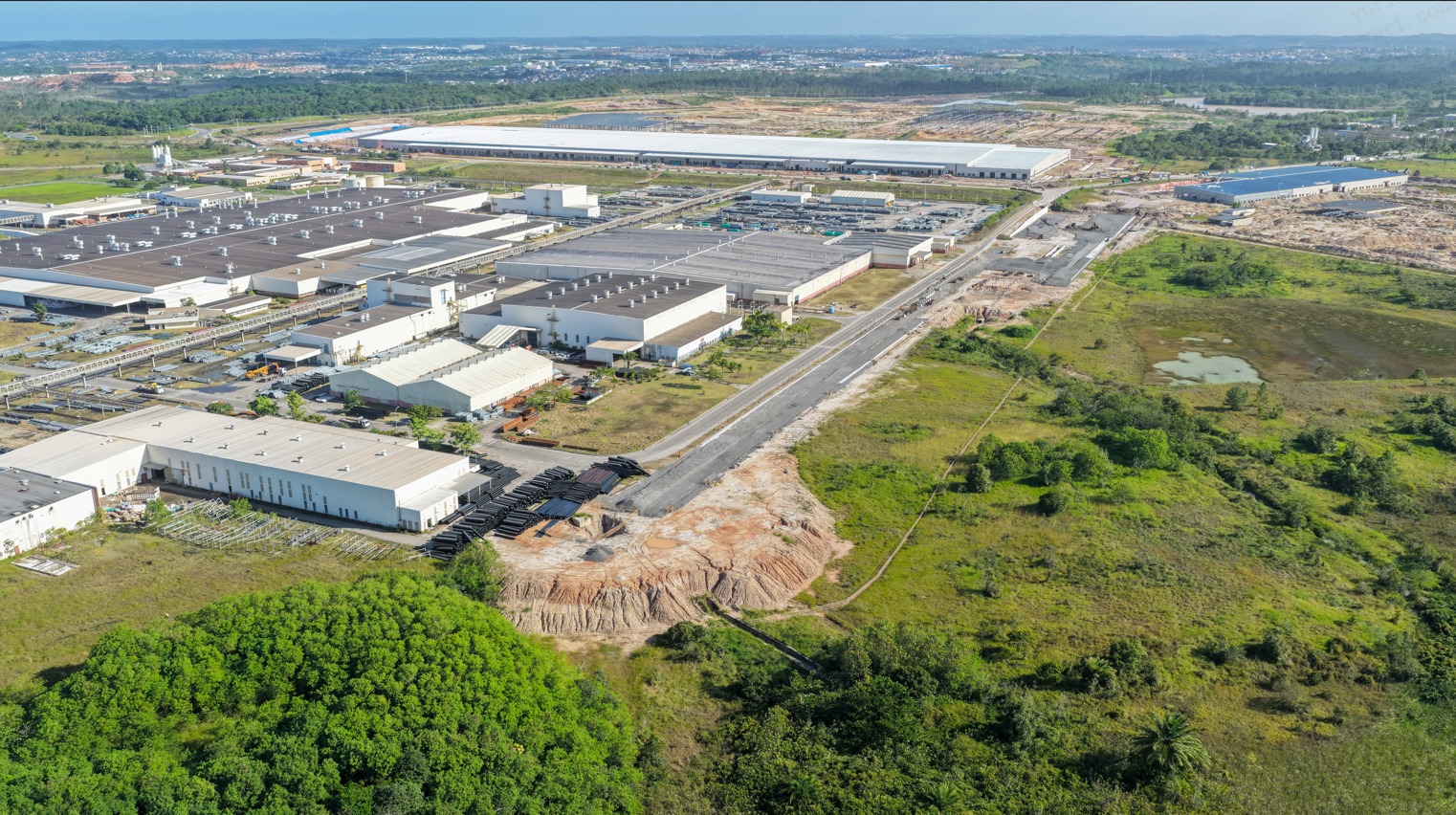 BYD economiza quase R$ 3 milhões com energia limpa, obtém certificação internacional e opera com matriz 100% renovável na Bahia
