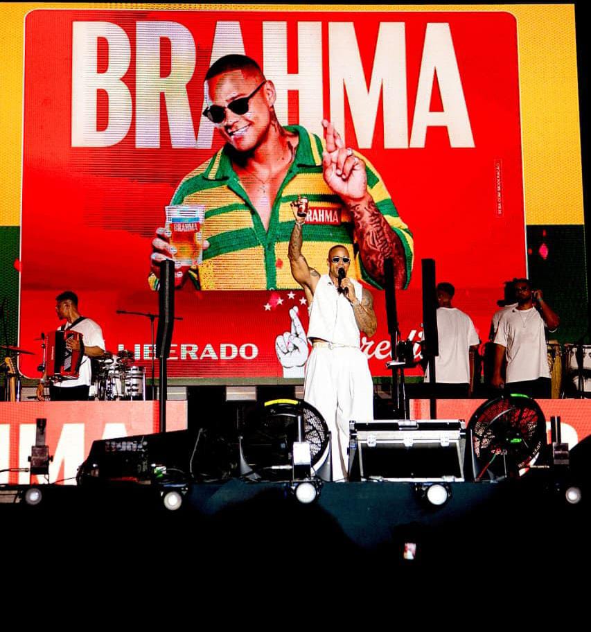 Léo Santana conecta festa e paixão pelo futebol em noite especial em Salvador