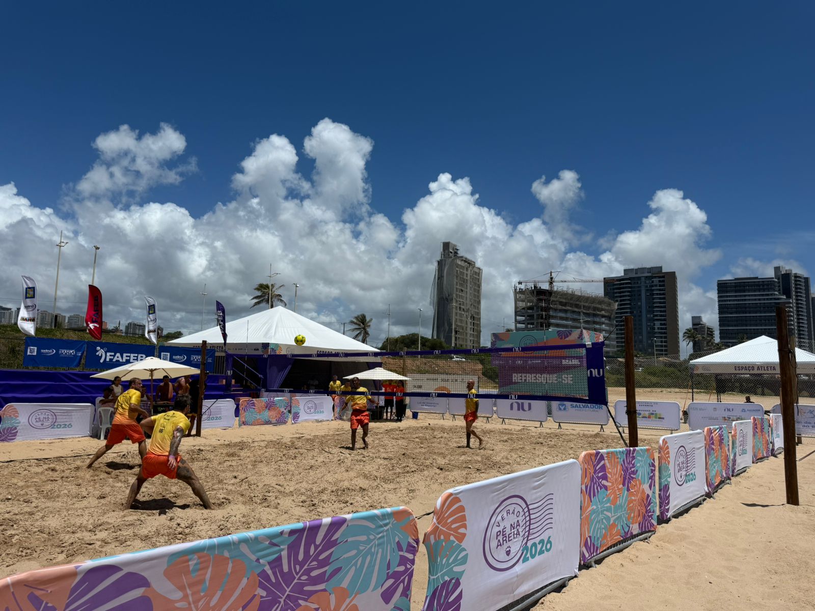 Projeto Verão Pé na Areia transforma a orla de Salvador em polo de esporte, lazer e música