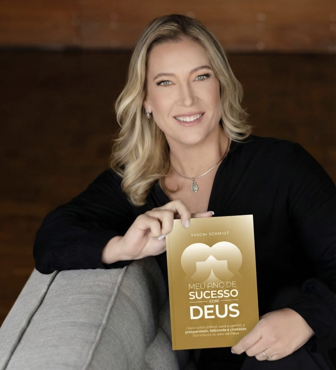 Saschi Schmidt transforma vivências pessoais em escrita, fé e ações voltadas ao desenvolvimento humano
