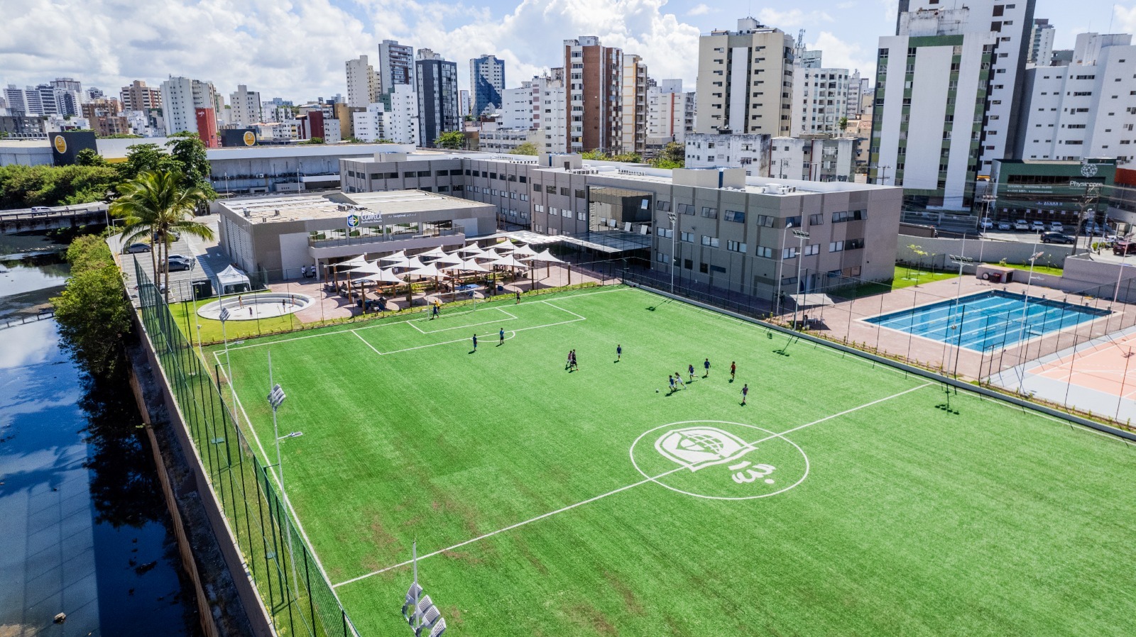 Programa oferece bolsas integrais para formação internacional na Land School