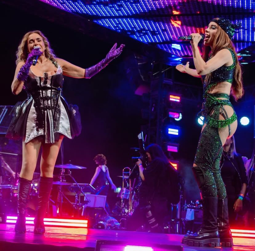 Anitta recebe Daniela Mercury em edição especial dos seus ensaios no Rio de Janeiro