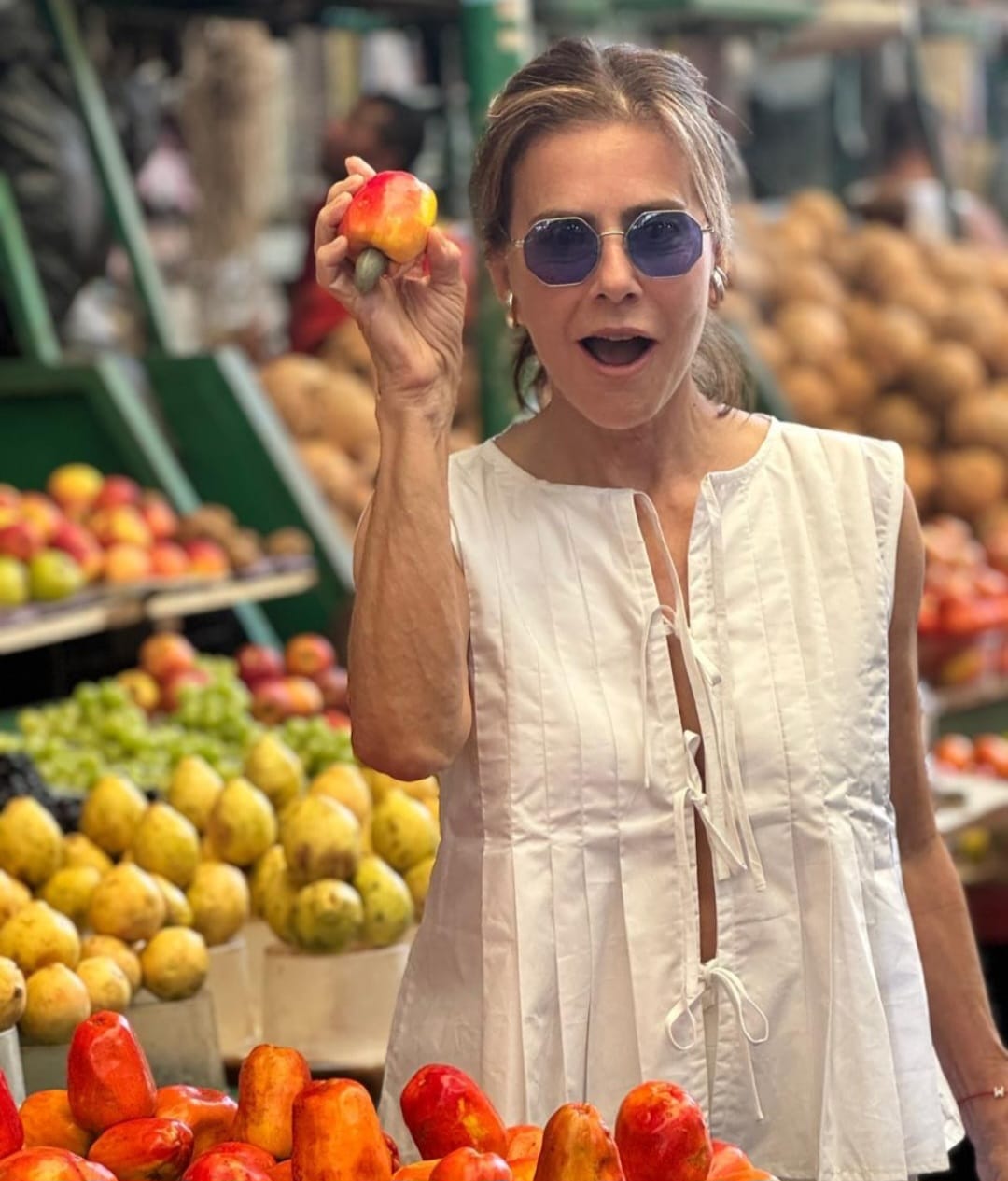 Maitê Proença se diverte na Feira de São Joaquim ao lado de amigos