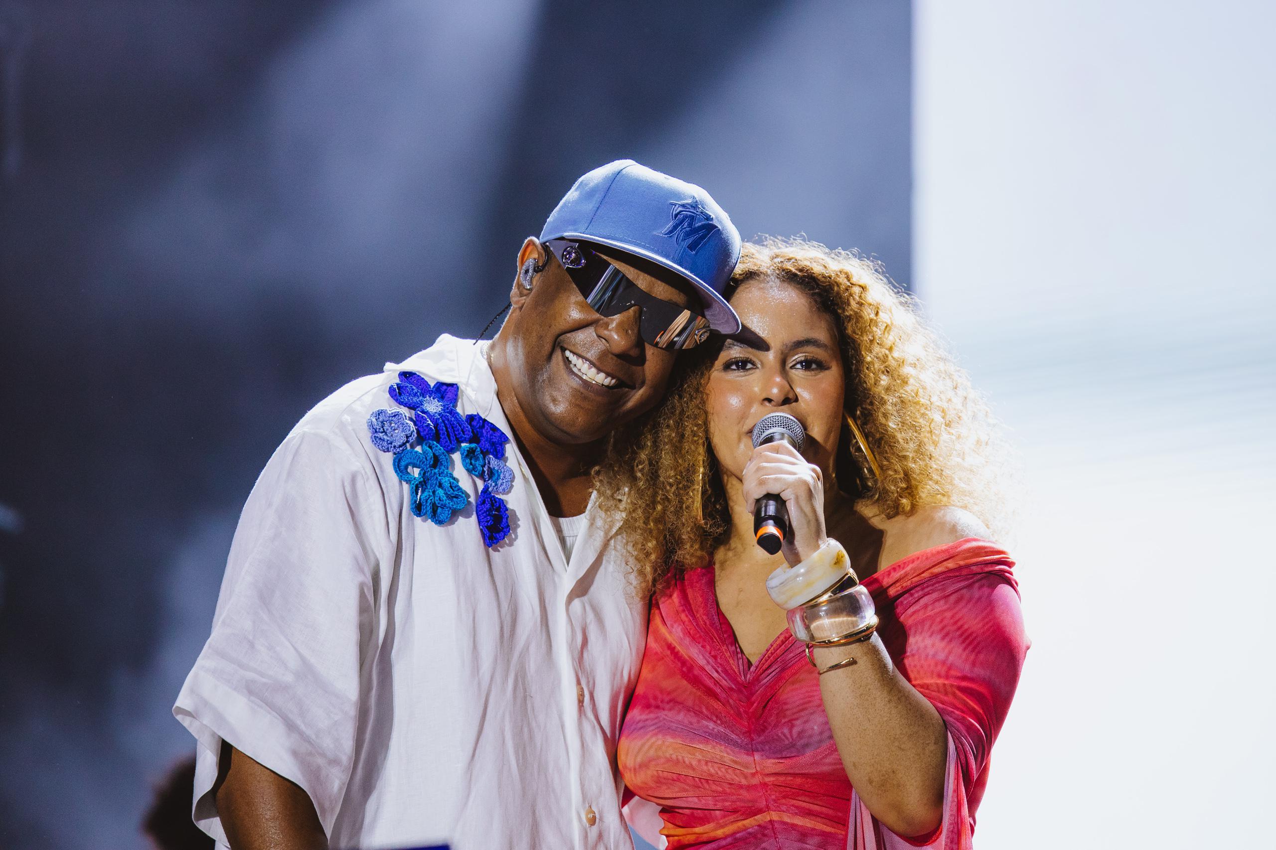 Psirico incendeia o Festival de Verão em encontro vibrante com Rachel Reis