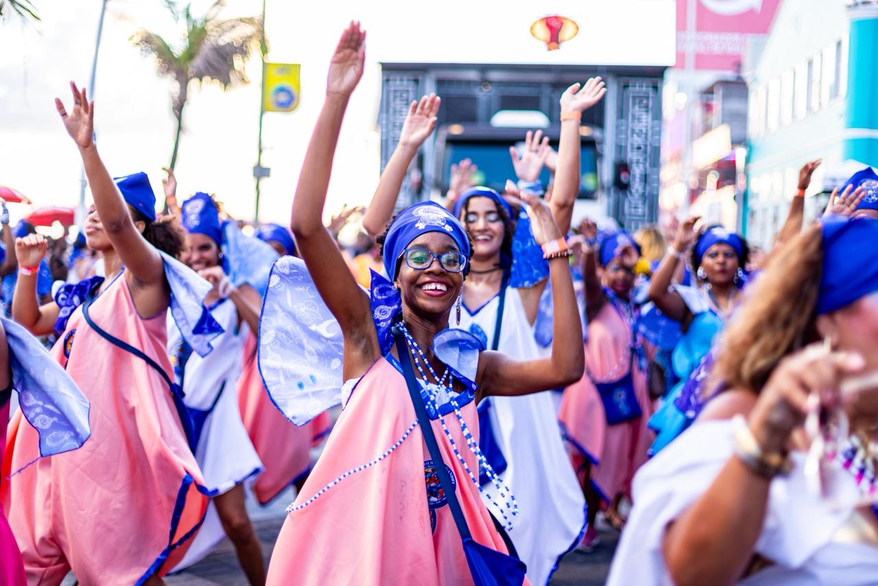 Filhas de Gandhy abrem os trabalhos para o Carnaval 2026 com ensaio oficial e fantasia sustentável inspirada em Òrìṣá AYÀN