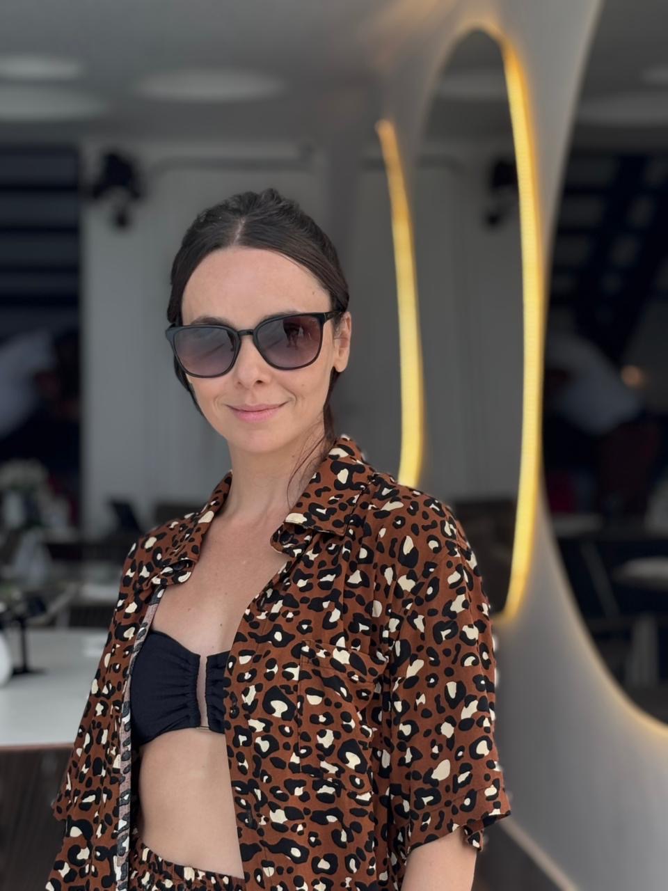 Em Salvador, atriz Débora Falabella almoçou  em badalado beach club no Rio Vermelho