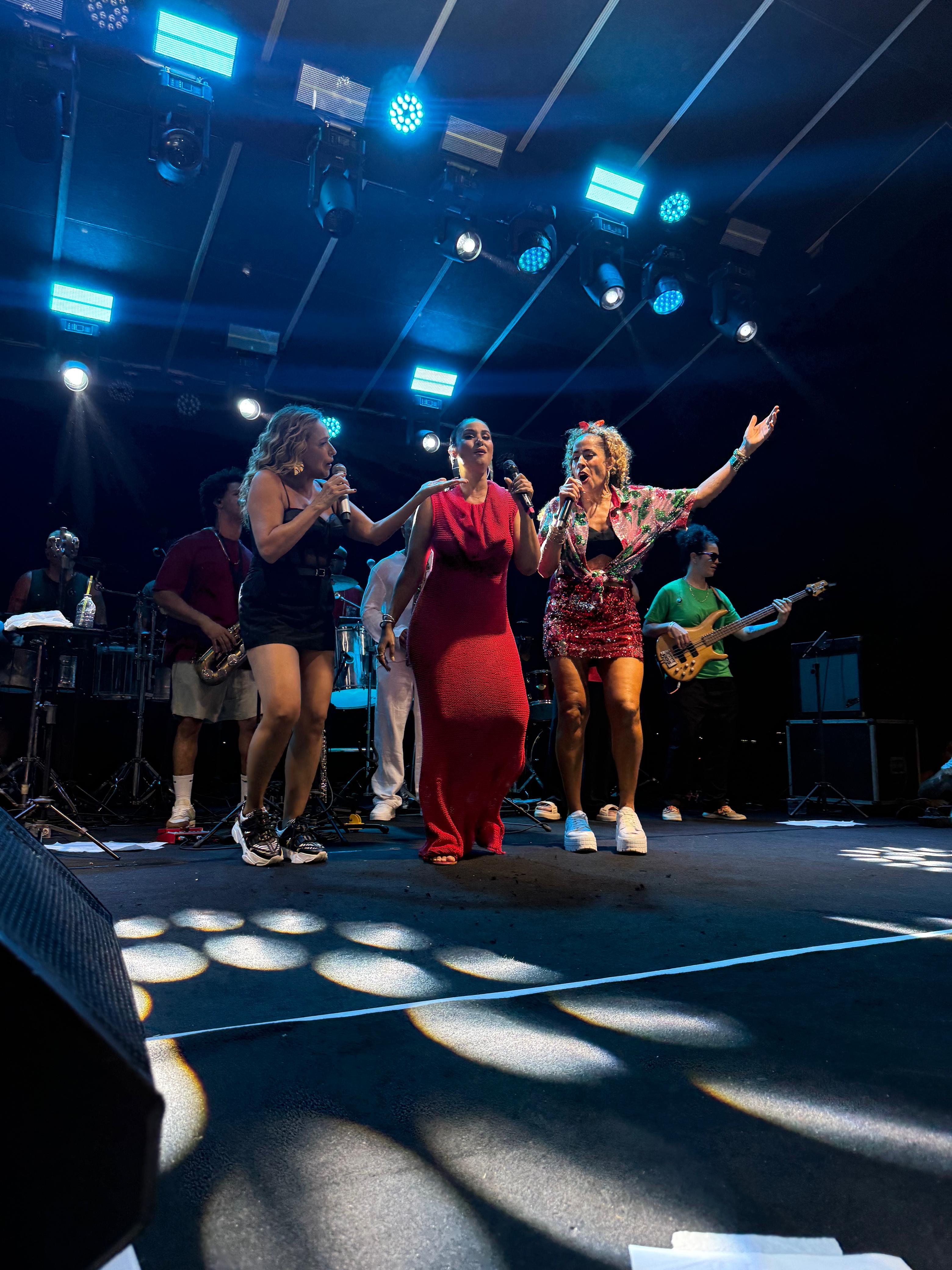 Verão em alta: Márcia Castro transforma a Praça da Cruz Caída em palco de celebração feminina.