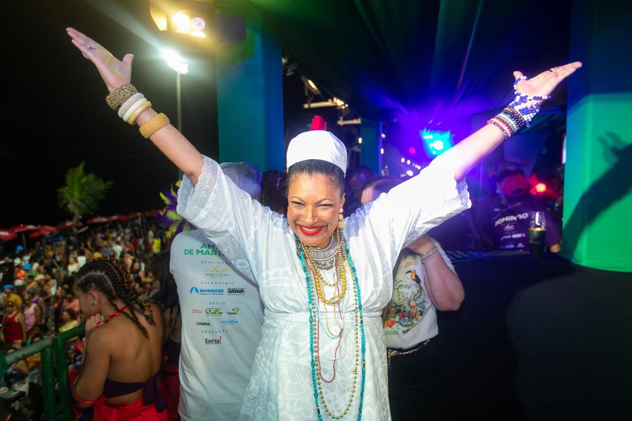 Marta Góes veste Victor Dzenk e Meninos Rei no Carnaval 2026