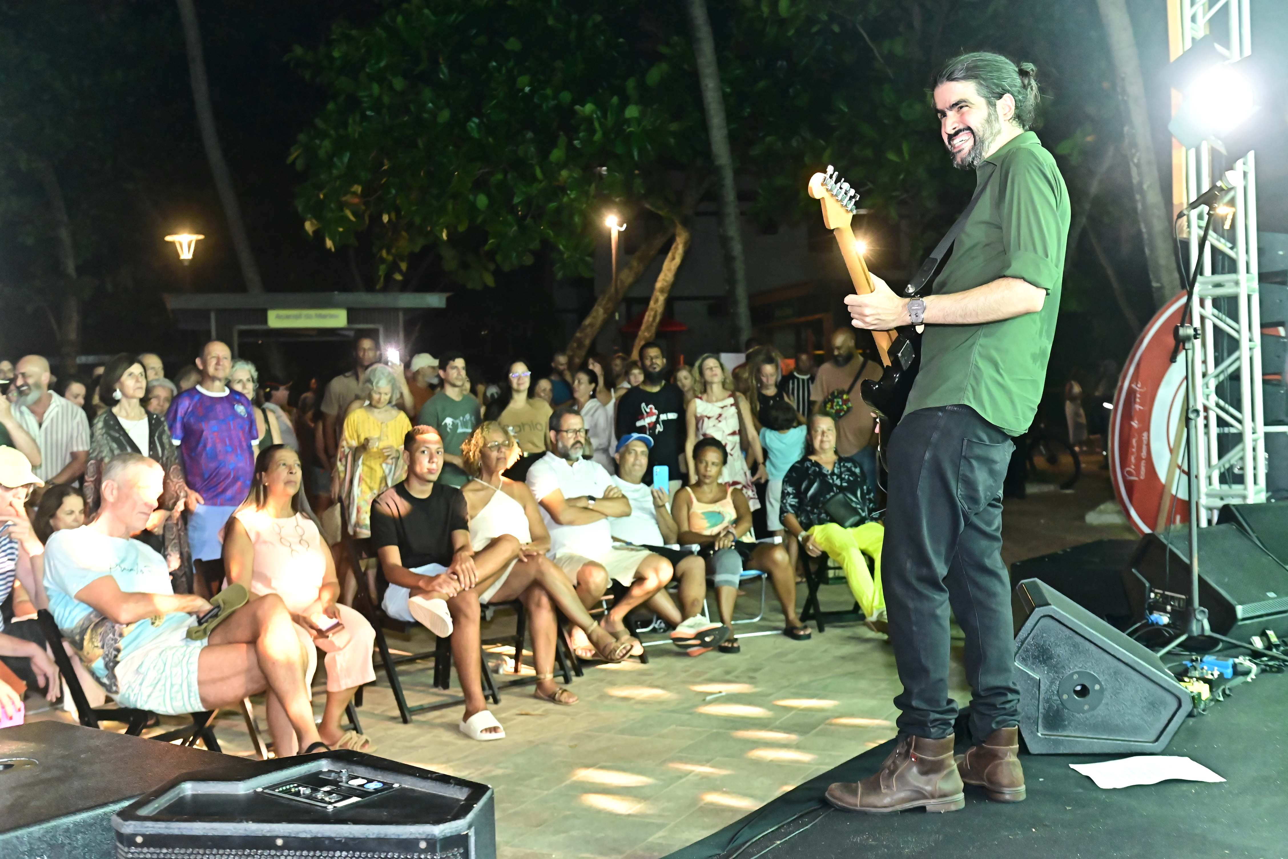 Quatro dias de música, arte e diversidade sonora em diálogo com a natureza marcaram a 4ª edição do Festival Jazz – Música & Arte na Praia do Forte