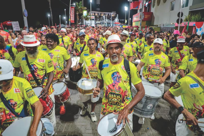 Banda Habeas Copos celebra 48 anos abrindo o Carnaval de Salvador e homenageia o COMCAR em 2026