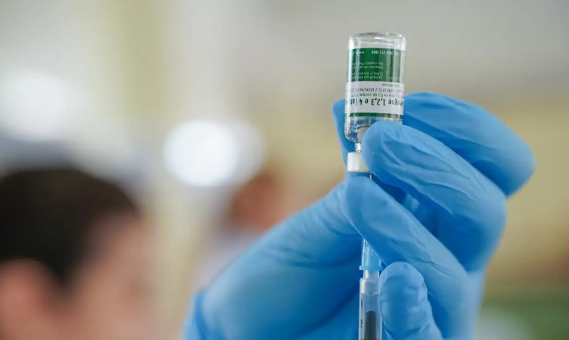Vacina de dose única contra dengue começa a ser aplicada em profissionais do SUS