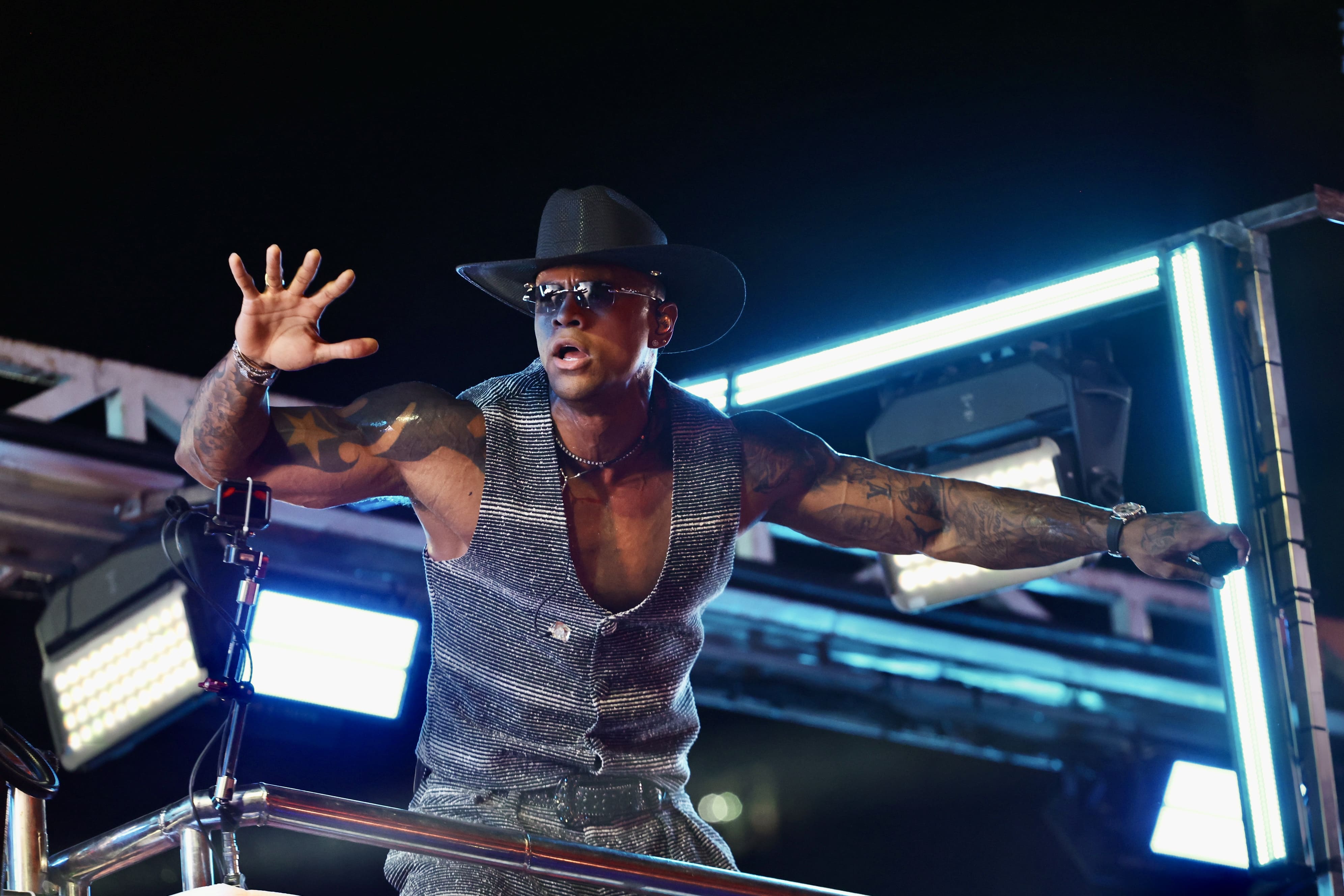 Léo Santana comanda Pipoco e arrasta multidão no pré-Carnaval de Salvador