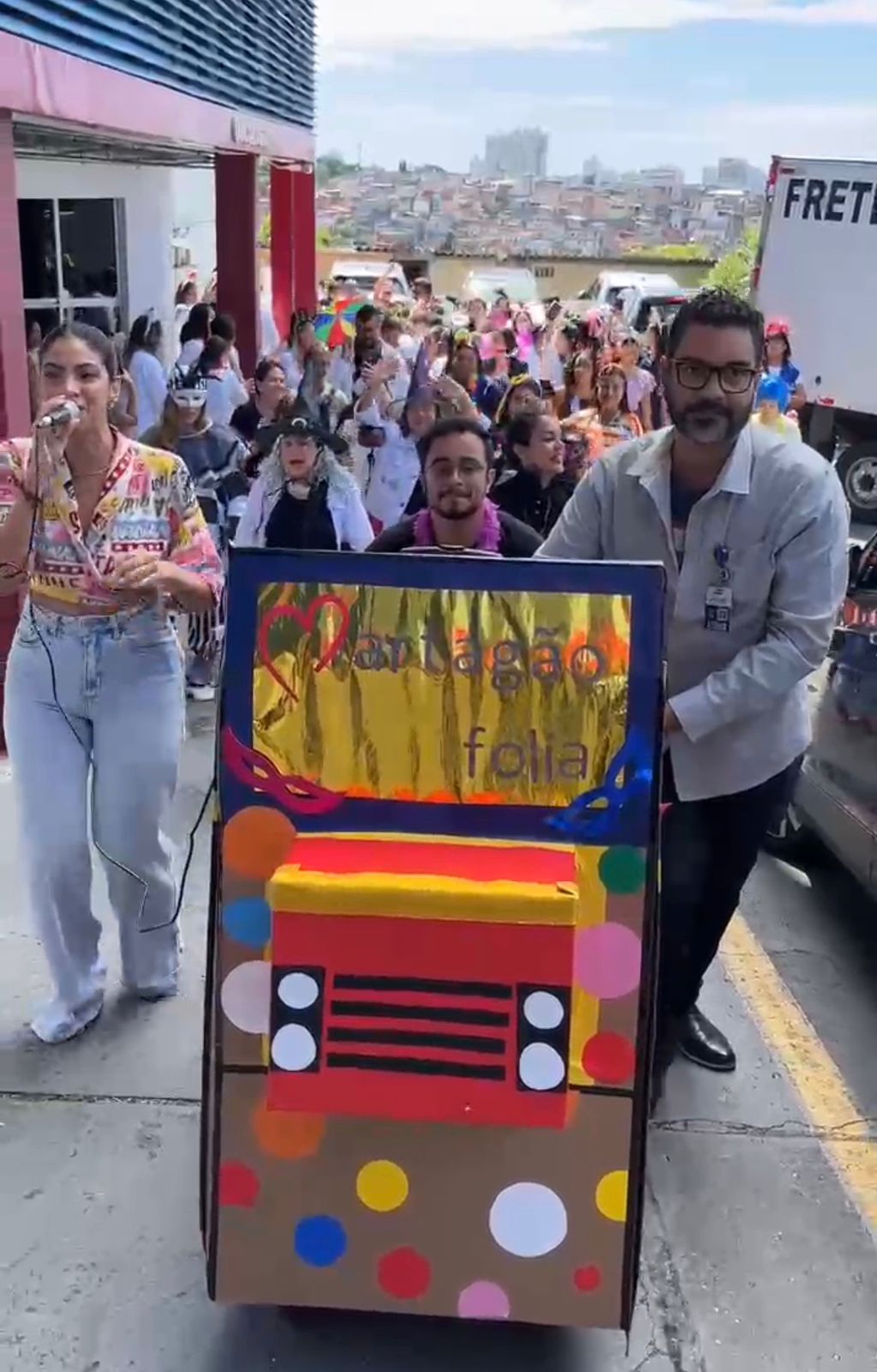 Martagão Gesteira promove cortejo de Carnaval e leva alegria aos pacientes