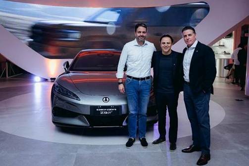 Denza entrega primeiro Z9 GT no Brasil a Felipe Massa