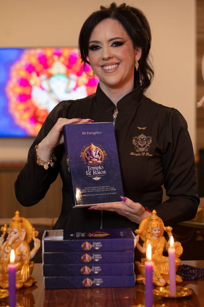 A taróloga Natalia Sagrada faz previsões e dá orientações espirituais no programa Papo Em Dia, da Rede Brasil de Televisão