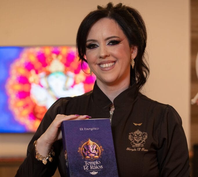 A taróloga Natalia Sagrada faz previsões e dá orientações espirituais no programa Papo Em Dia, da Rede Brasil de Televisão