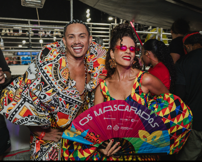 Margareth Menezes comanda mar de fantasias no bloco Os Mascarados