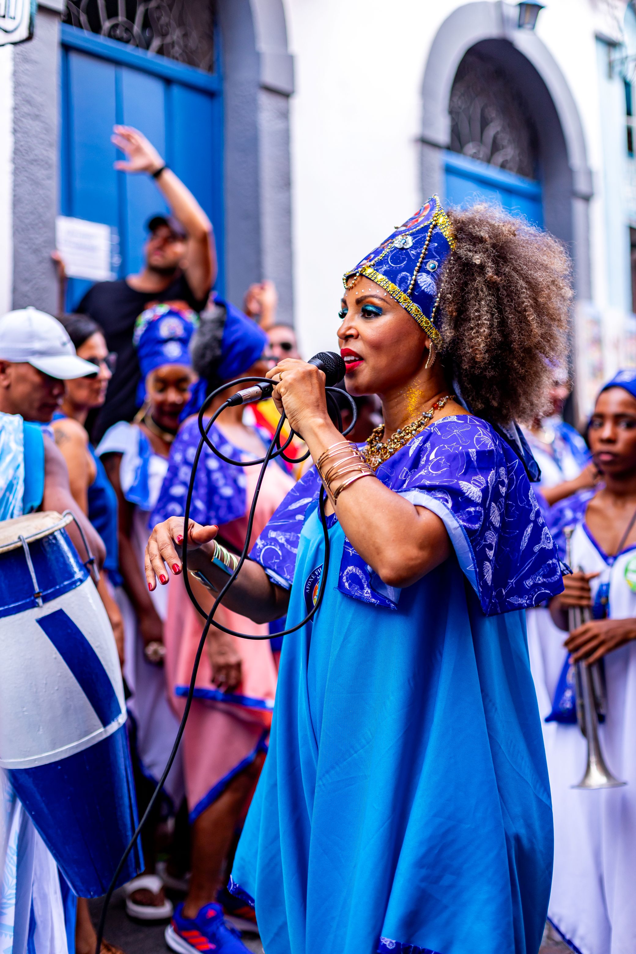 Tambor conduzido por mulheres: Filhas de Gandhy levam 60 percussionistas e mil foliãs à avenida no Carnaval 2026
